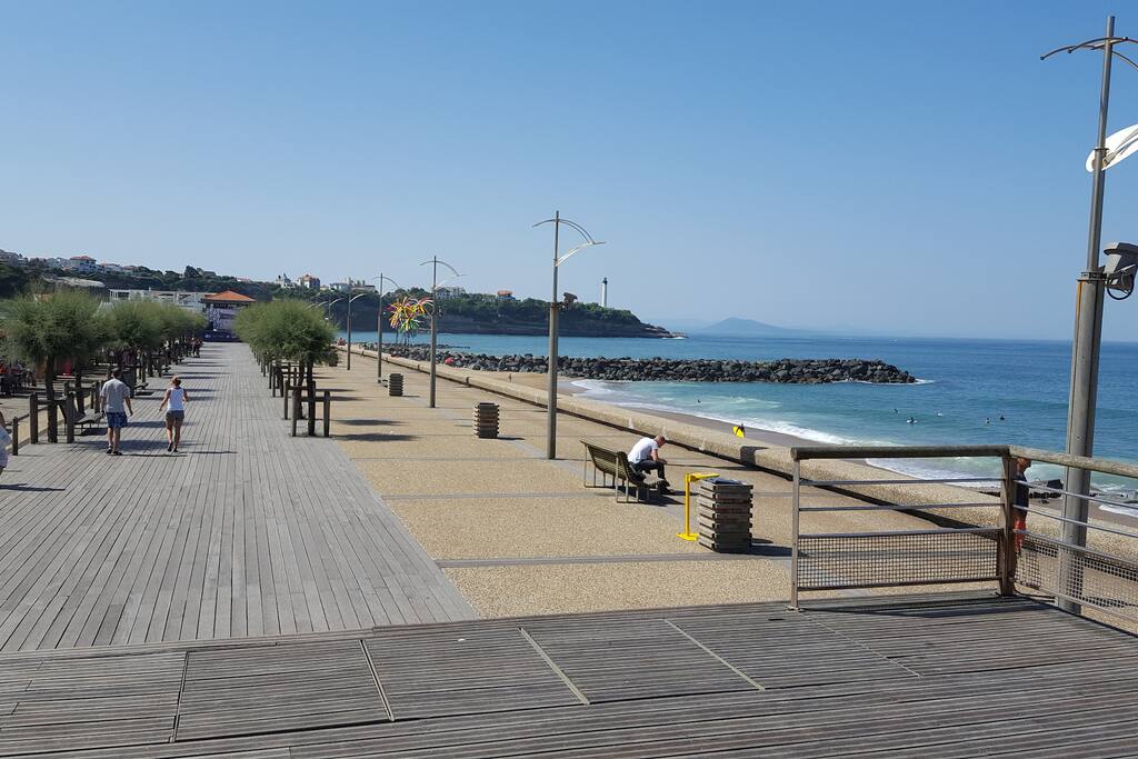 Promenade front de mer au bas de l'immeuble