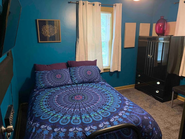 Vokálna miestnosť slúži aj ako spálňa 2! K dispozícii je 12-palcovýfutonový matrac Queen:)