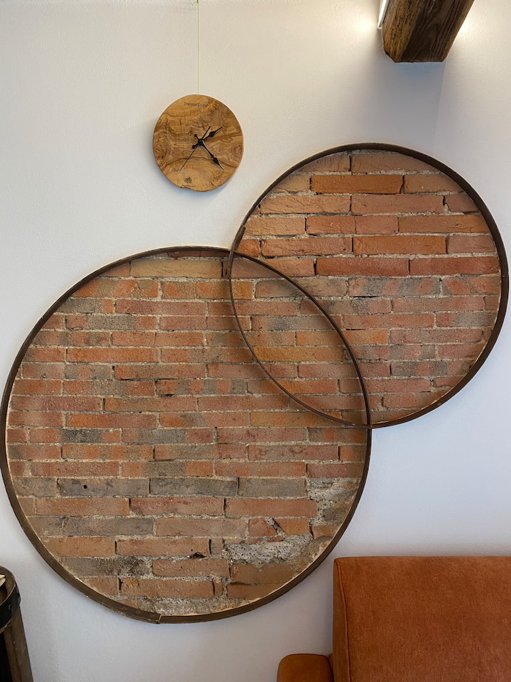 Დიდი ბებია-ბაბუის კასრისა და ზეთისხილის ხის ინდივიდუალური საათის ორი უძველესი წრე. 