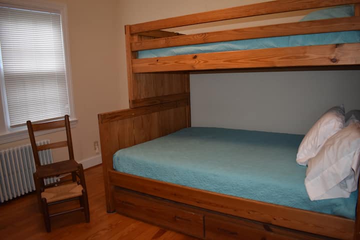 Chambre avec lits superposés n°2, lits jumeaux complets