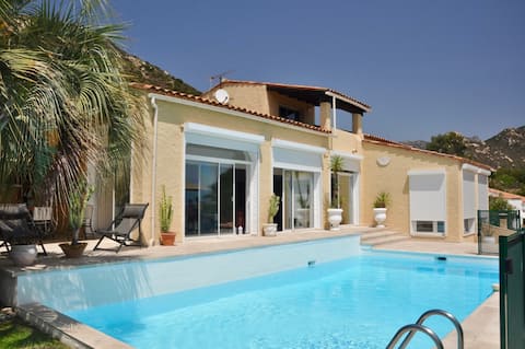 Air con, high-speed internet, view,pool, beach