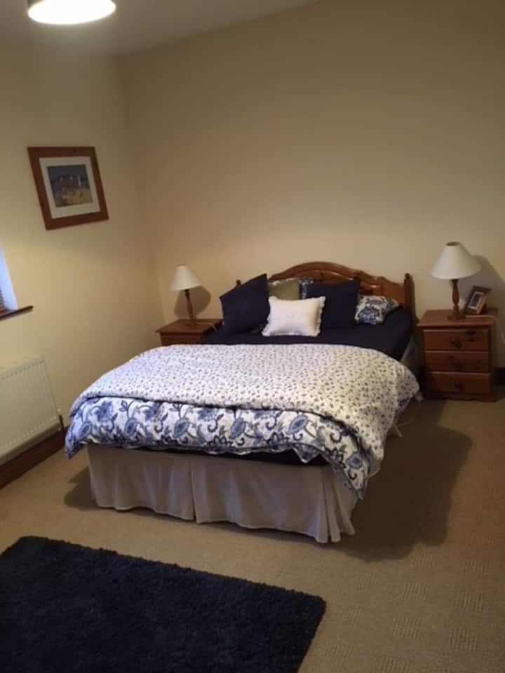 ห้องนอนเตียงใหญ่