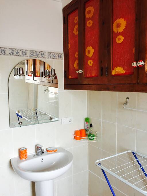 The en-suite bath/shower room.