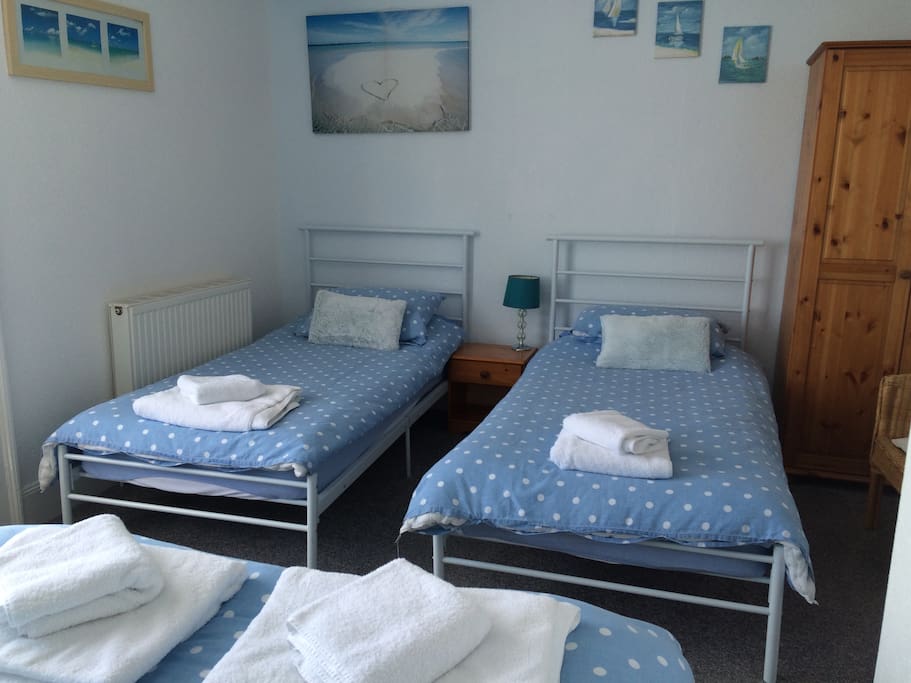 Room 1 - Family room, sea view, ensuite, 1 x double bed & 2 x single beds