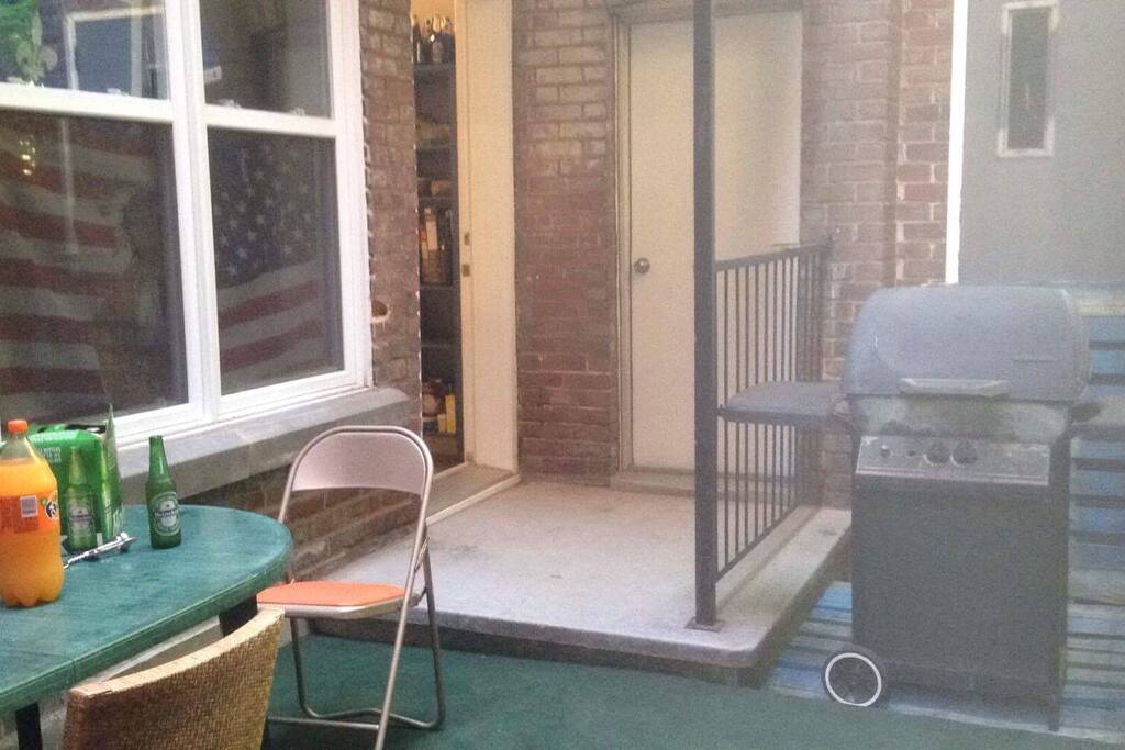 Terrasse à l arrière avec un nouveau bbq neuf ( pas celui de la photo ) possibilité de fumer ici