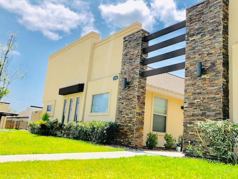Luxury Apartment in Gated Community W/3 Rooms