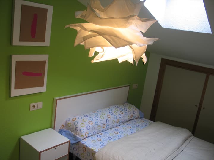 חדר עם מיטה זוגית