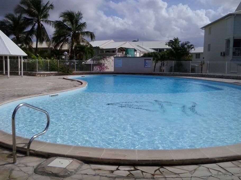 Piscine au pied de l'appartement