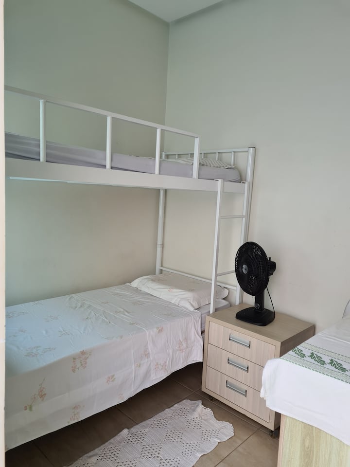 Eenpersoonskamer nr.4 met een stapelbed, ventilatorkast 