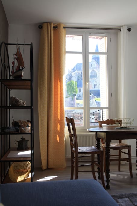 vue sur la collégiale depuis le séjour