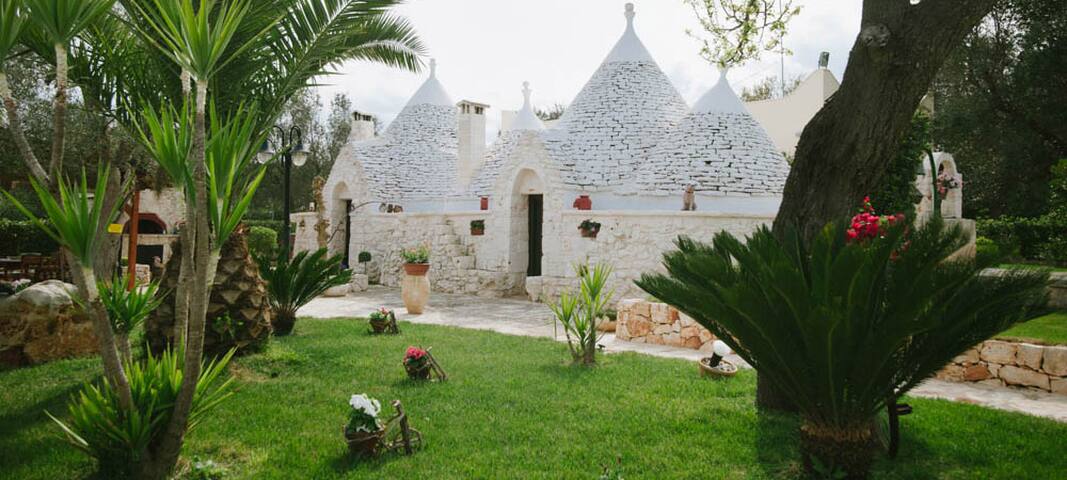 Trulli il Bouganville piscina privata e relax gallery image 2