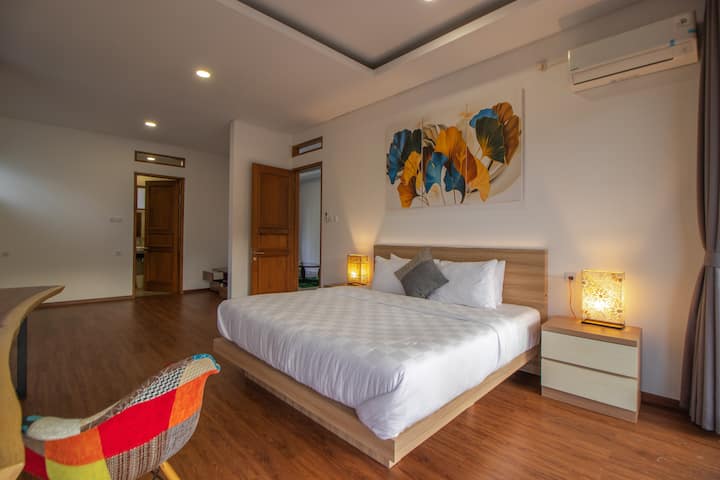 Nice Bedroom, dengan bed ukuran Super King Size (200 x 200 cm) 