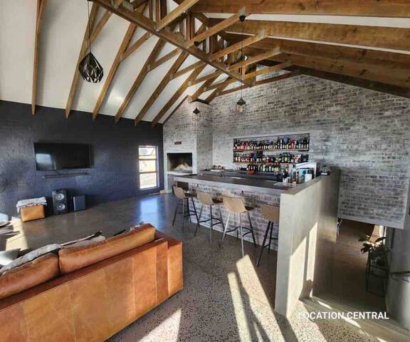 Scenic Mountain & Winelands views, Modern Design gallery image 4