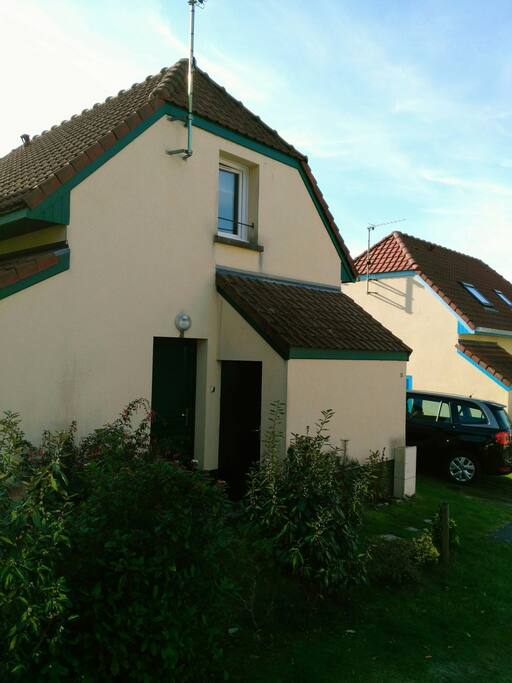 Abris avec 2 vélos adultes et mobilier de jardin à dispo