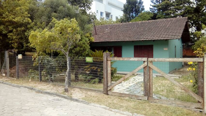 Quarto em Praia de Bombas a 500 metros da praia