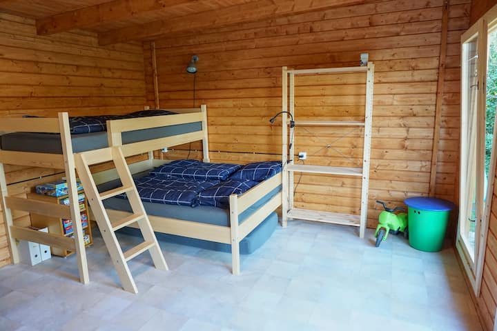 小屋睡眠安排-楼上90x200 ， 140x200双人床，床下80x200床垫。所有床垫都是宜家的HAFSLO。 