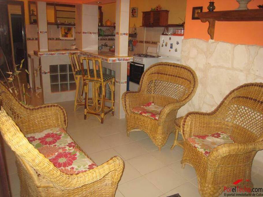 Se renta excelente apartamento independiente situado en La Plaza del Cristo, cercano al casco histórico de la ciudad de La Habana.