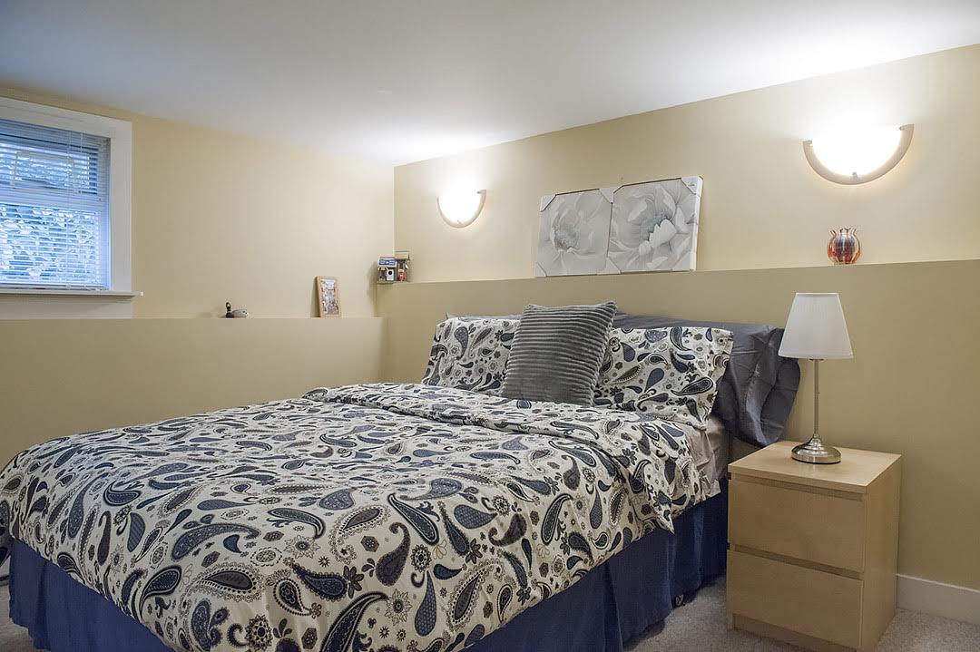 卧室舒适，配有一张标准双人床、两张床头柜和一个大衣柜。