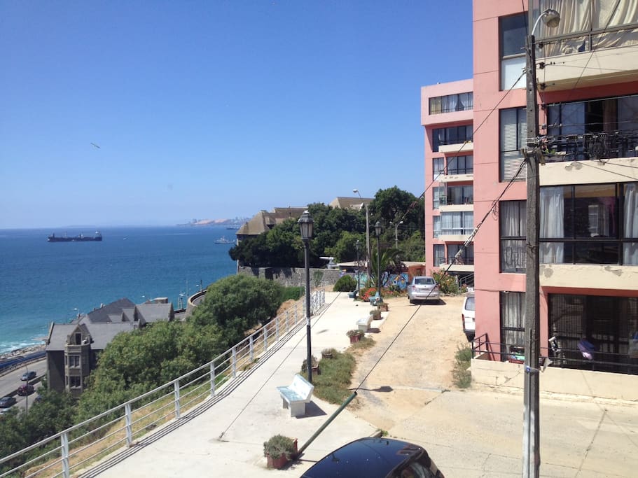 El barrio y su mirador hacia la Bahía de Valparaíso