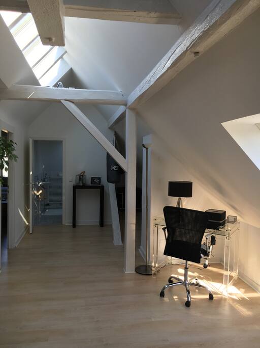 Wohnzimmeransicht Arbeitsplatz / zweites Duschbad und 2 Schlafzimmer