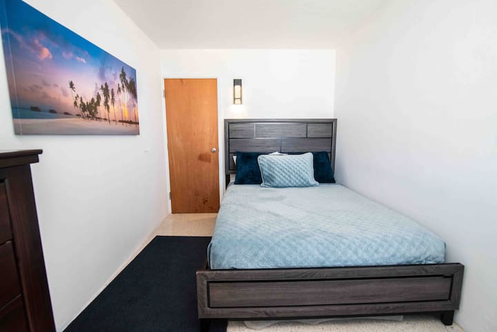 Dormitorio número 1, también equipado con un cama tamaño queen listo y esperando para enviarte a un sueño profundo