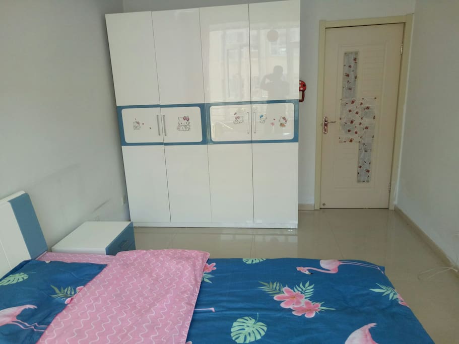 阳光大床(1.8*2米双人床),品牌大床,床头柜,四开门衣柜,家的感觉,家的温馨!
