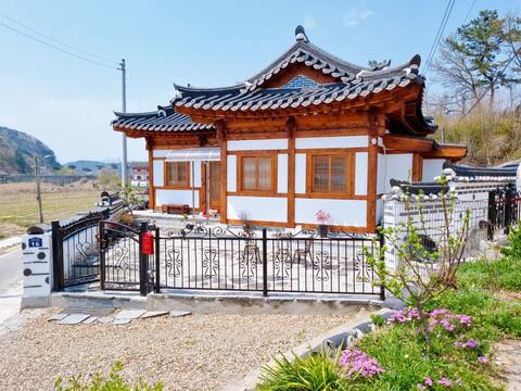 Baekyeon Hanok (family welcome, female-only guest room)