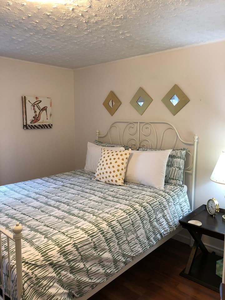 เตียงควีนไซส์ในห้อง