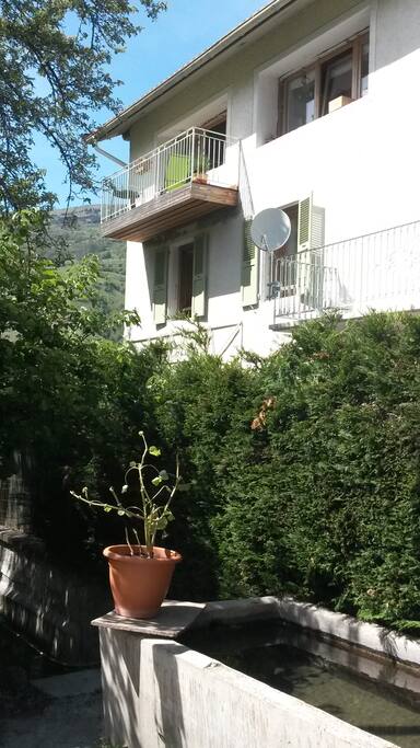 Vue sur la maison depuis la rue