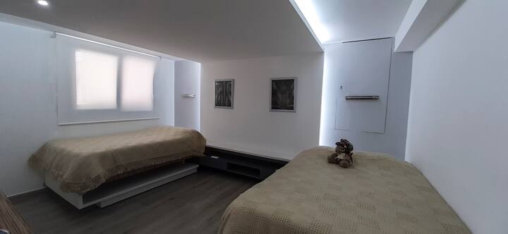 تحتوي غرفة النوم 2 على سريرين × 120 سم.
إنها غرفة جيدة لشخصين