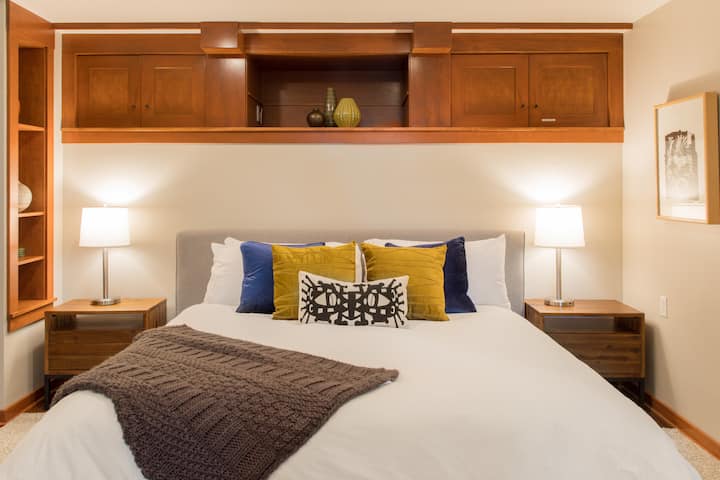 Bračni krevet (180x200) s madracem visoke kvalitete i nadstrešnicom od memorijske pjene.  Toliko pozitivnih komentara gostiju o tome koliko je udoban ovaj krevet!

Donji jastuk s poplunom čini ga iznimno udobnim.