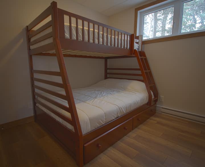 3号卧室配有双人/单人双层床