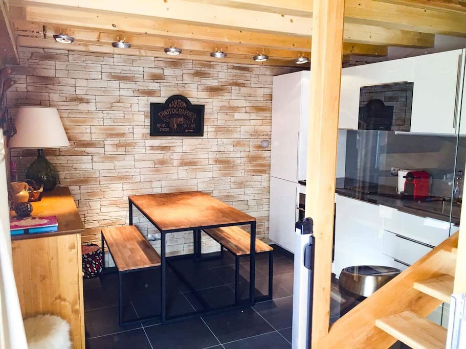 2è niveau - Cuisine : toute équipée - four, lave vaisselle, micro-onde, réfrigérateur-
congélateur, vaisselle et matériel cuisine, machines à raclette et à fondue...