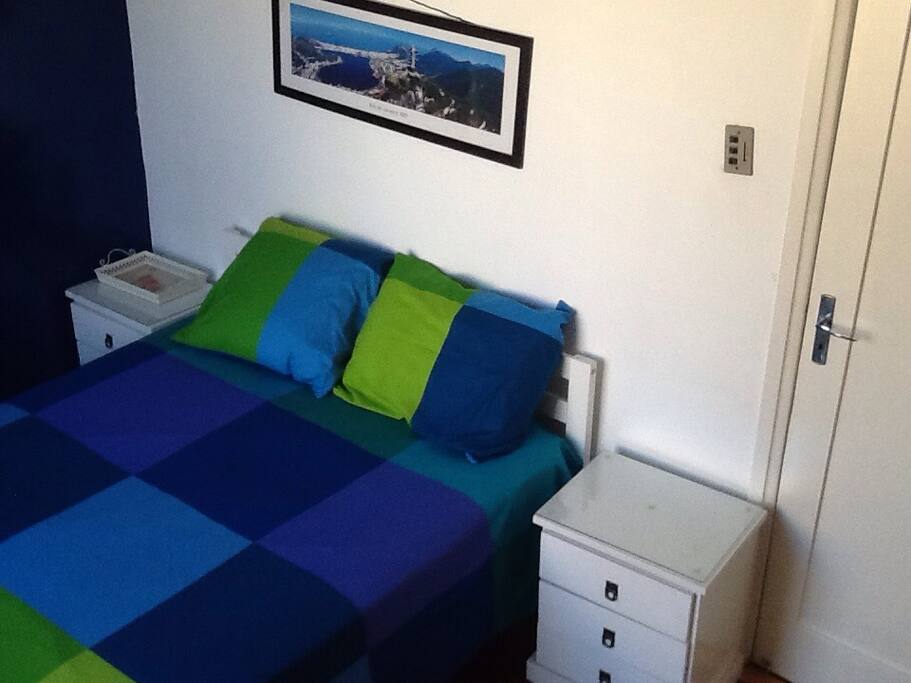 Outro ângulo do quarto azul.