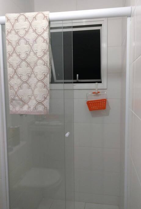 Banheiro completo com box. Ducha deliciosa!