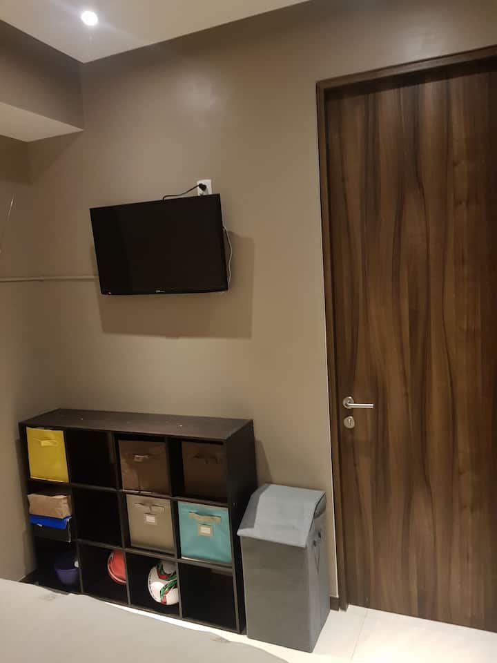 Მე-3 საძინებლის უჯრა ხელმისაწვდომია ტანსაცმლის დასაკეცად.
Კარადა მიუწვდომელია