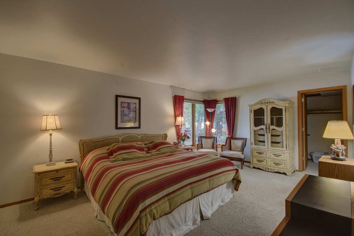 Спална соба со брачен кревет (широк 180-220 см)