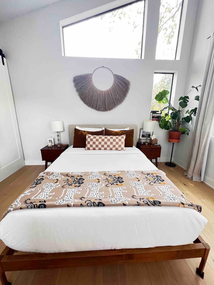 Dormitorio principal con mucha luz natural