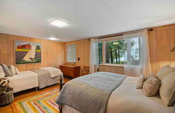 ห้องนี้เป็นที่รักและมีวิวทะเลสาบ - นอนเปิดหน้าต่างเพื่อฟังเสียงคลื่นและสัมผัสสายลมสดชื่น อีกไม่นานเตียงเลื่อนจะรองรับได้ 3 คน (4 คนหากใช้เตียงขนาดใหญ่ร่วมกัน!)