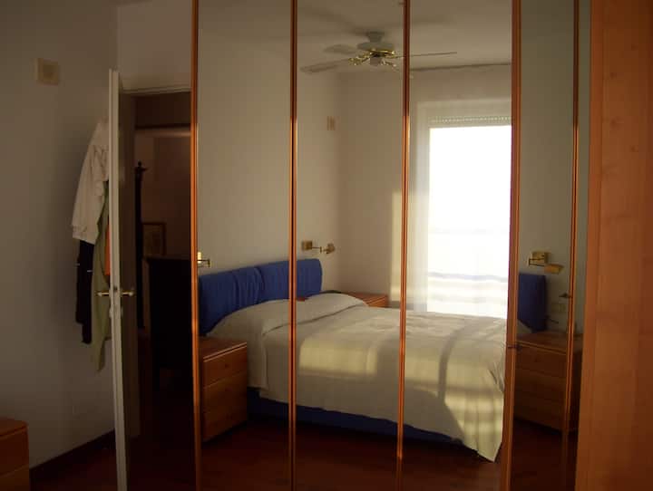 Dhoma e gjumit 1, pamje e pasqyruar