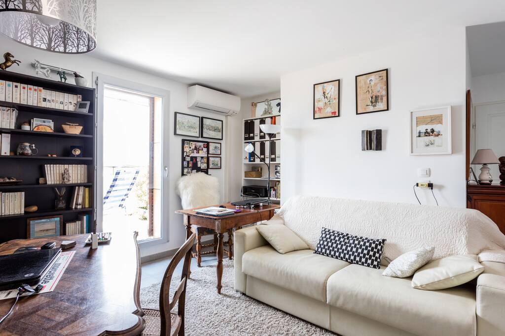 Deux bureaux avec accès Internet, un canapé convertible très confortable, un tapis pour jouer pour les enfants. Climatisation. Des livres, des cd, des DVD à votre disposition