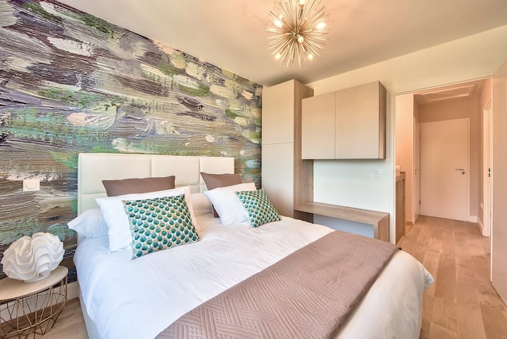 Comfortable master bedroom with a queen size bed 160 x 200 cm and storage space - Belle chambre avec un grand lit double 160x200 cm et espace rangement