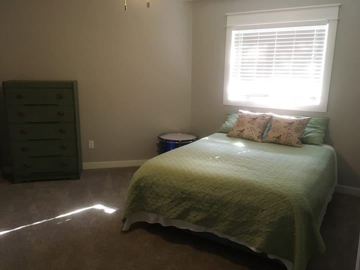 Kitanda cha malkia cha chumba cha kulala cha tatu