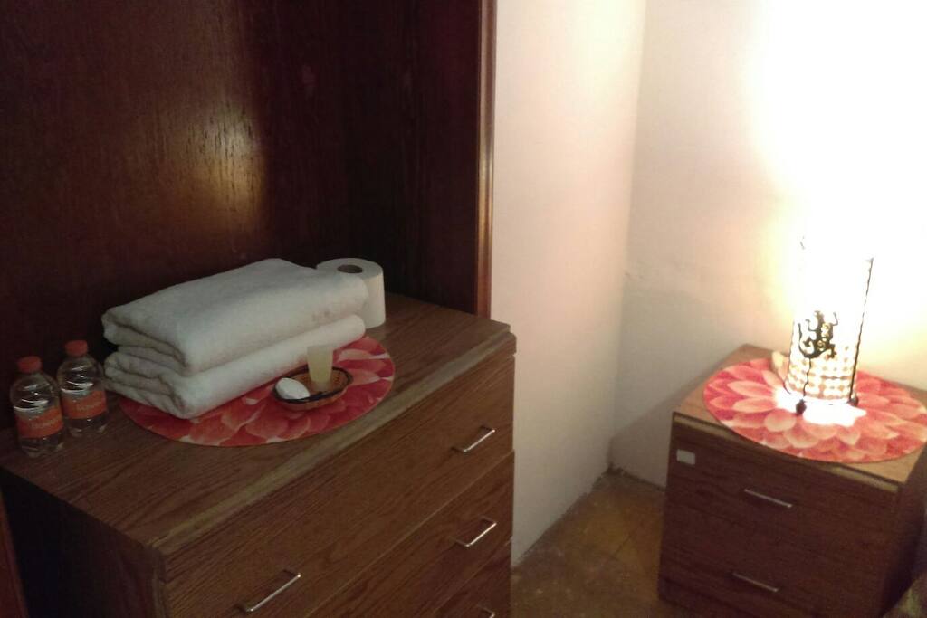 Cajonera y buró. Toallas, champú y jabón.