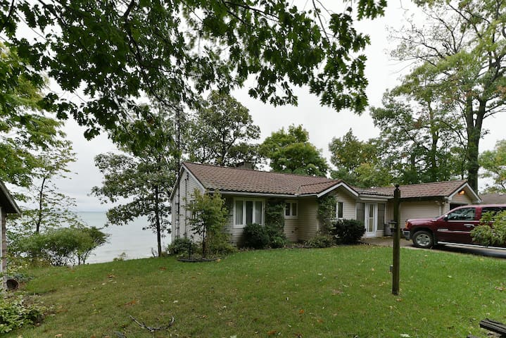 Cozy and Comfortable Lakefront Cottage