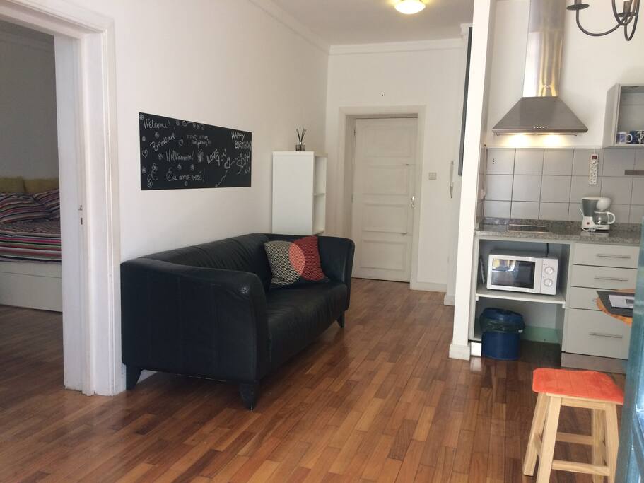 Sala com vista da porta da entrada