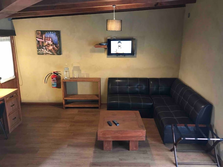 Suite 4
Cuentas con T.V. Por cable, sala, porta maletas