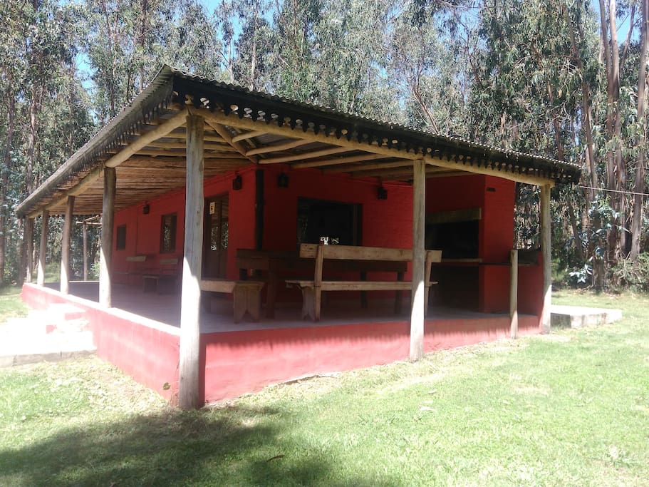 galería con parrilla