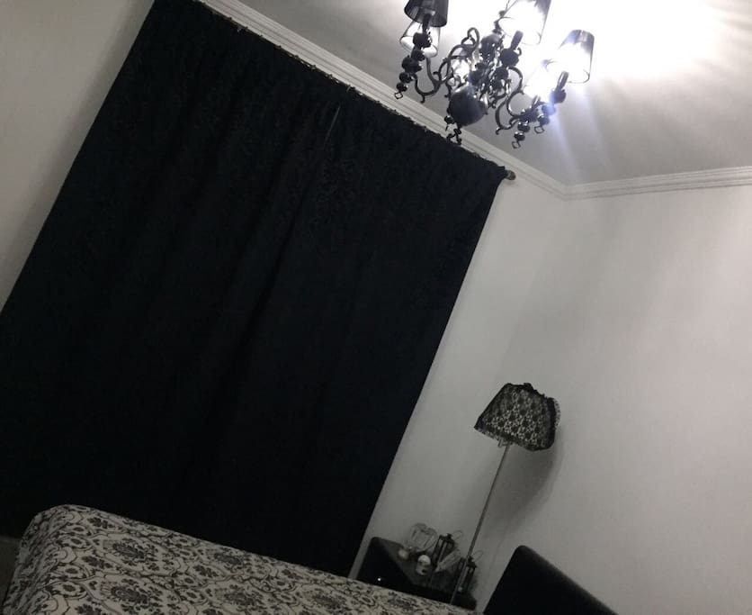 Chambre à coucher très lumineuse
( Pour cela je vous ai choisi des rideaux foncés)