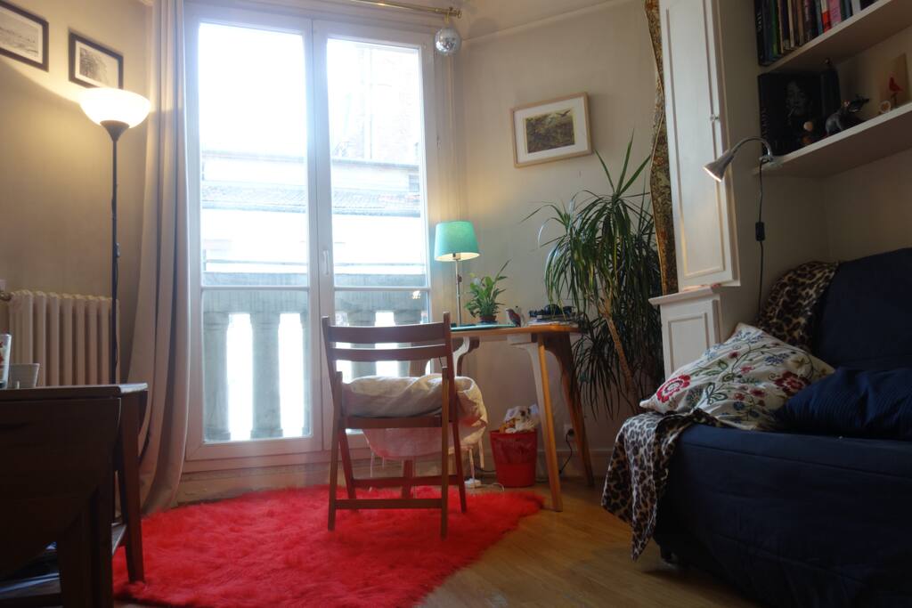 Chambre avec un bureau et une petite table à manger